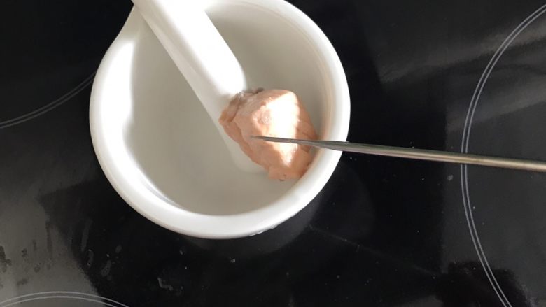 宝宝辅食之三文鱼拌饭,适用于13个月长出牙齿的宝宝,接着取出三文鱼,准备小碗小勺子