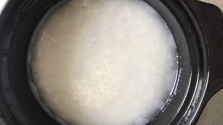 宝宝辅食之三文鱼拌饭,适用于13个月长出牙齿的宝宝,加水,水位差不多是你手指莫过第一关节的量