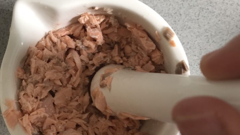 宝宝辅食之三文鱼拌饭,适用于13个月长出牙齿的宝宝,碾碎就可以
