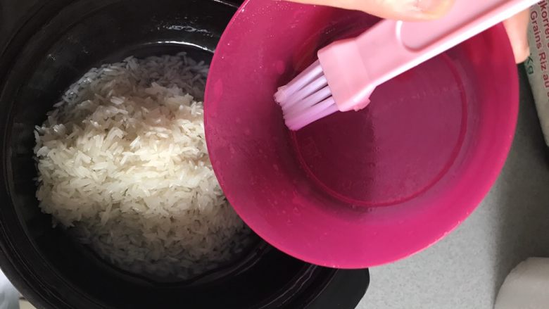 宝宝辅食之三文鱼拌饭,适用于13个月长出牙齿的宝宝,然后把淘好的米放入锅里