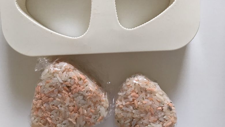 宝宝辅食之三文鱼拌饭,适用于13个月长出牙齿的宝宝,包上保鲜膜