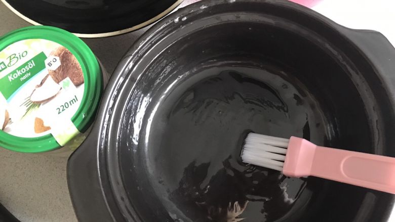 宝宝辅食之三文鱼拌饭，适用于13个月长出牙齿的宝宝,锅底周围四周刷<a style='color:red;display:inline-block;' href='/shicai/ 113778'>椰子油</a>，没有<a style='color:red;display:inline-block;' href='/shicai/ 113778'>椰子油</a>任何食用油都可以，目的为了防止粘底