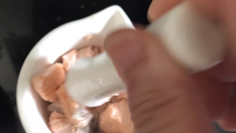 宝宝辅食之三文鱼拌饭,适用于13个月长出牙齿的宝宝,装满后碾碎就好啦