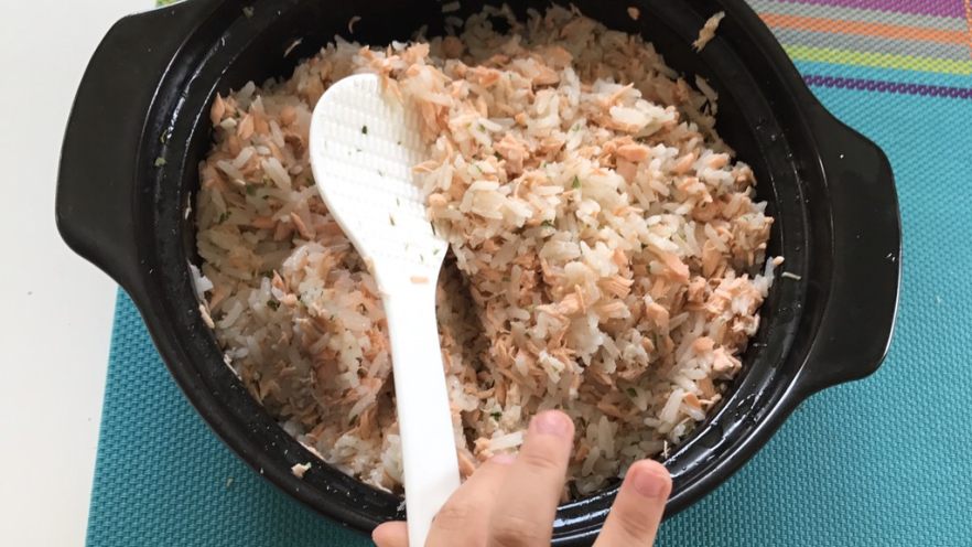 宝宝辅食之三文鱼拌饭，适用于13个月长出牙齿的宝宝
