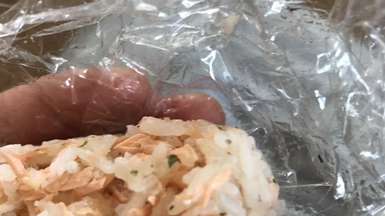 宝宝辅食之三文鱼拌饭,适用于13个月长出牙齿的宝宝,看看里面,老公的晚餐有了,以前我们在上海时老公非常喜欢吃罗森饭团,所以特地买磨具里做饭团