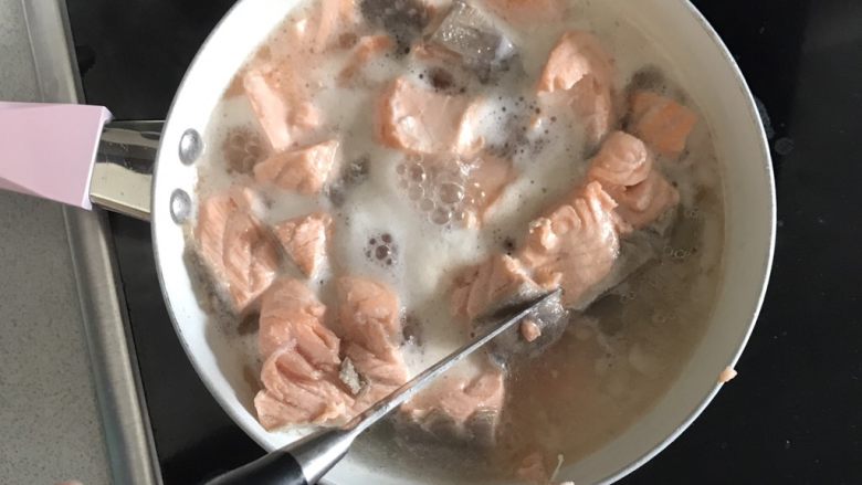 宝宝辅食之三文鱼拌饭,适用于13个月长出牙齿的宝宝,煮三文鱼过程中最好拿刀把三文鱼再切小一点,一可以看看三文鱼里面有没有熟,二来可以使三文鱼更快均匀受热