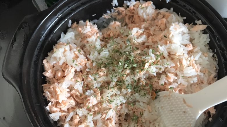 宝宝辅食之三文鱼拌饭,适用于13个月长出牙齿的宝宝,撒意大利香料,再撒些盐