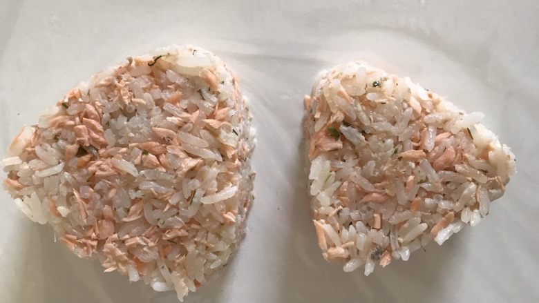 宝宝辅食之三文鱼拌饭,适用于13个月长出牙齿的宝宝,还剩下一些,我做成了三文鱼饭团