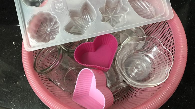椰浆芒果布丁,准备好各种模具容器,洗干净晾干