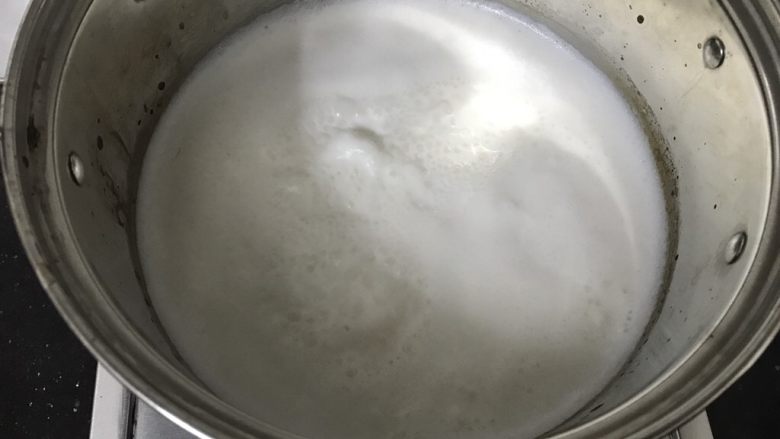 椰浆芒果布丁,煮至糖融化,奶液沸腾起来