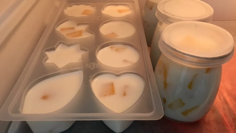 椰浆芒果布丁,放入冰箱冷藏4小时以上可以吃了!
我一般冷藏一夜,次日吃味道超级棒,香浓软滑,Q弹清爽!