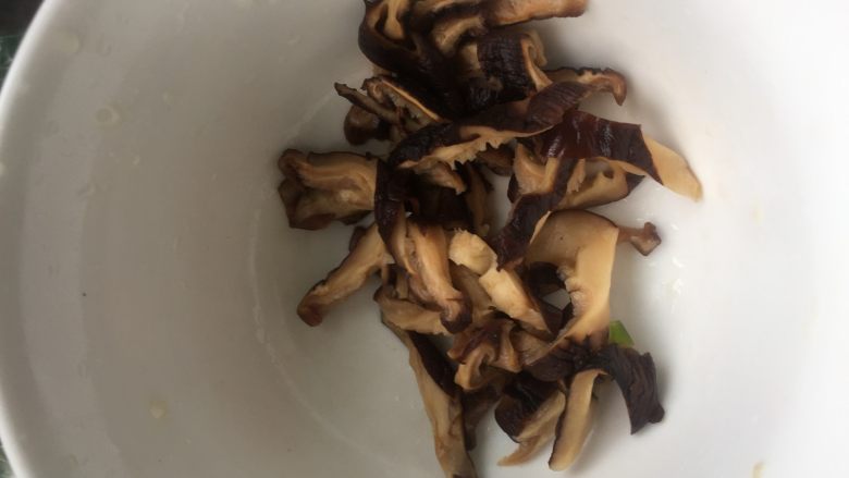 家庭厨房版香港炒面,香菇泡好,洗净切丝