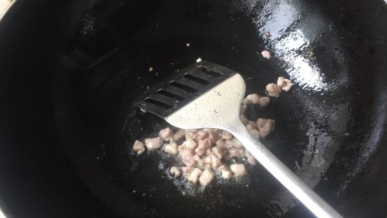 家庭厨房版香港炒面,锅内再次加油,煸炒肉丁
