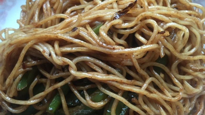 家庭厨房版香港炒面,将煮好的面条盛入炒好的配菜,加熬好的香港炒面肉酱拌匀