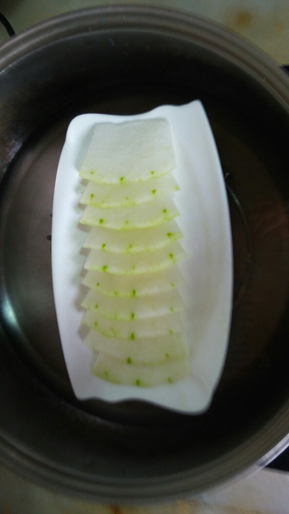 肉末蒸冬瓜,锅烧开水，放入冬瓜片