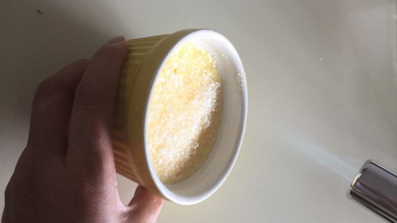 法式焦糖烤布蕾,吃的时候撒点糖在表面,用火枪喷几秒,形成焦糖脆皮。