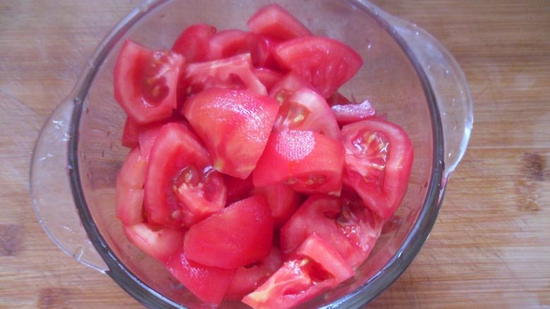 番茄肉丝浓汤,<a style='color:red;display:inline-block;' href='/shicai/ 59'>番茄</a>洗净去皮,切块后放入搅拌机内(没有搅拌机直接用刀剁碎,这样煮出来的浓汤味道浓郁,口感细腻顺滑)