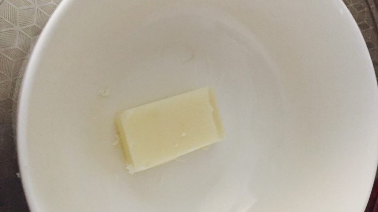 花朵饼干,饼干出炉后晾凉,等待的时间用温水隔水融化白巧克力