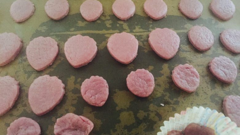 花朵饼干,烤箱预热160度,送入烤箱中层,160度12分钟,留意饼干的颜色,防止上色加盖锡纸,烤箱温度根据自家的烤箱情况增减烤制时间