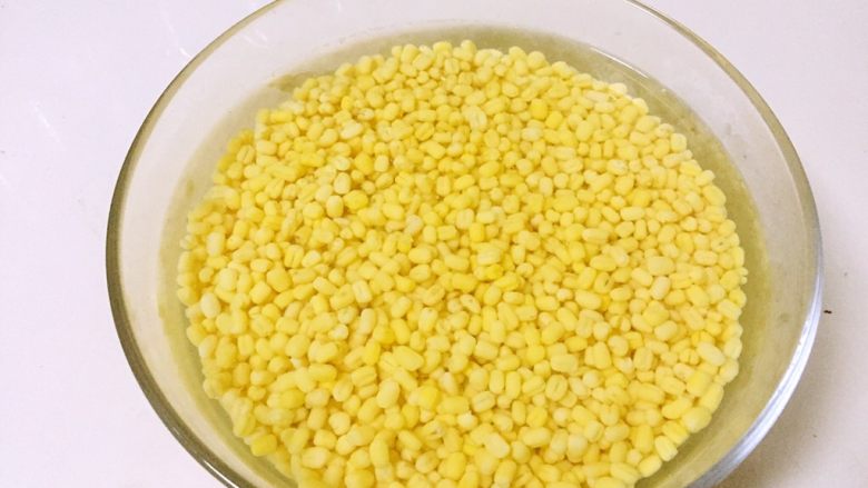 玫瑰芝士流心月饼,做馅料:脱皮绿豆洗干净浸泡一夜