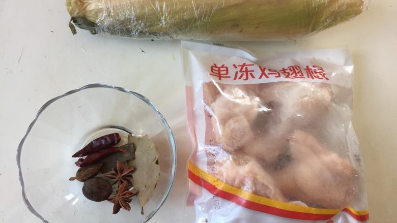 砂锅玉米焖翅根,准备好食材;