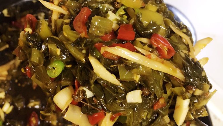 酸菜烧鱼,小火翻炒两三分钟左右,炒出各种配料的香味。