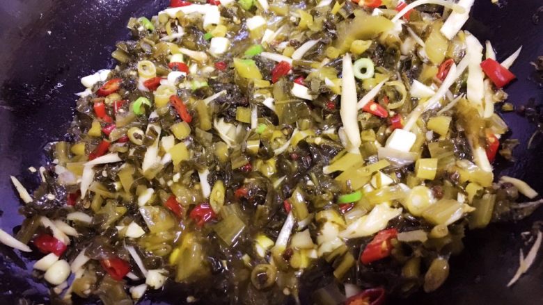 酸菜烧鱼,加入其他配料一起翻炒。(留起一些大葱段备用)