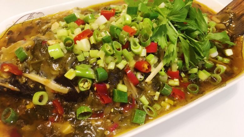 酸菜烧鱼,锅里烧热油,浇在摆盘的配料上即可。(此步骤可以省略)
