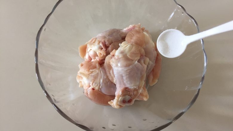 砂锅玉米焖翅根,加入盐;