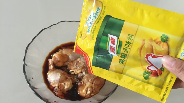 砂锅玉米焖翅根,加入鸡粉;
