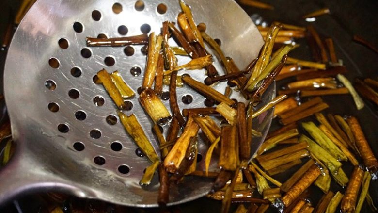 老上海葱油拌面,
小火满熬至葱的香味完全激发出来后,葱叶瘪下去变成金黄色即可出锅