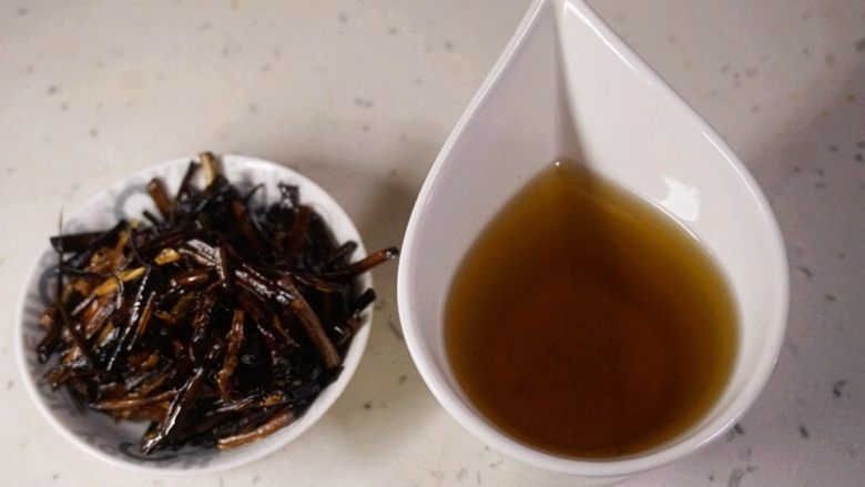 老上海葱油拌面,
将熬好的葱油和葱叶分别装入碗中
熬好的葱叶不着急扔掉,一定会有用武之地