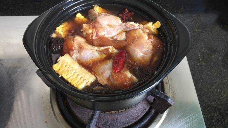 砂锅玉米焖翅根,加入适量水,尽量没过食材;