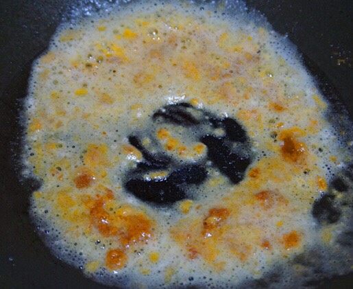 咸蛋黄玉米,
锅内放入一点点油(咸蛋黄里面有油,所以油不需要太多),将压碎的蛋黄放入锅中小火炒制,待蛋黄完全散开,放入适量<a style='color:red;display:inline-block;' href='/shicai/ 3729'>白糖</a>,将炸好的玉米放入锅中均匀翻炒