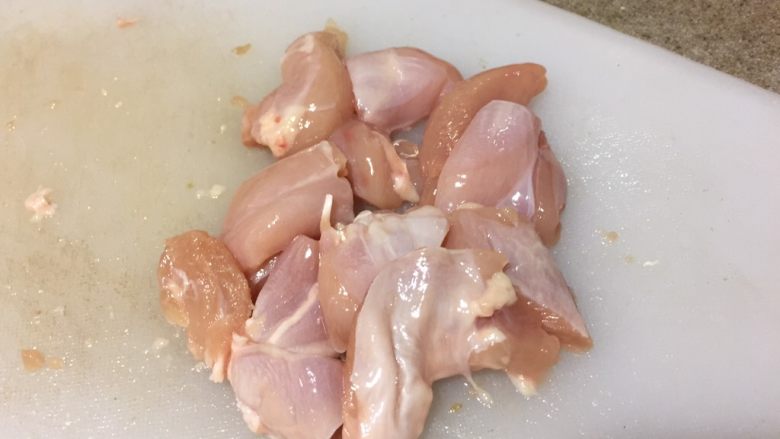 亲子饭,鸡腿去骨去皮,去大块黄色油脂。然后切适口大小。