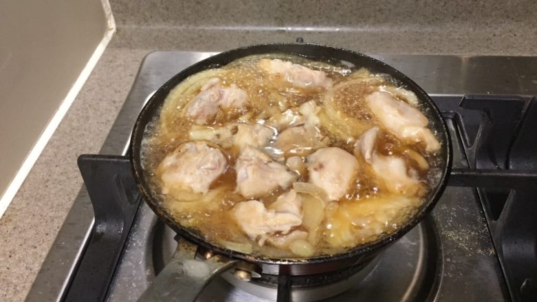 亲子饭,再平铺放入鸡腿块,再次煮沸。