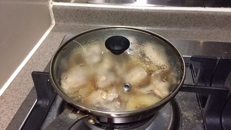 亲子饭,转小火盖盖,焖1-2分钟,用筷子能扎透鸡块,鸡肉就熟了。
