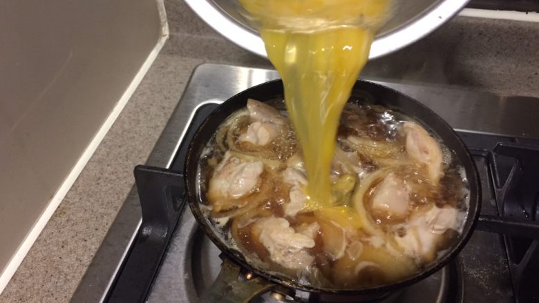 亲子饭,鸡肉熟了,就由锅子中央开始,画圈淋入蛋液。