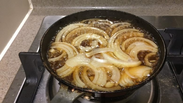 亲子饭,倒入酱汁,煮沸。