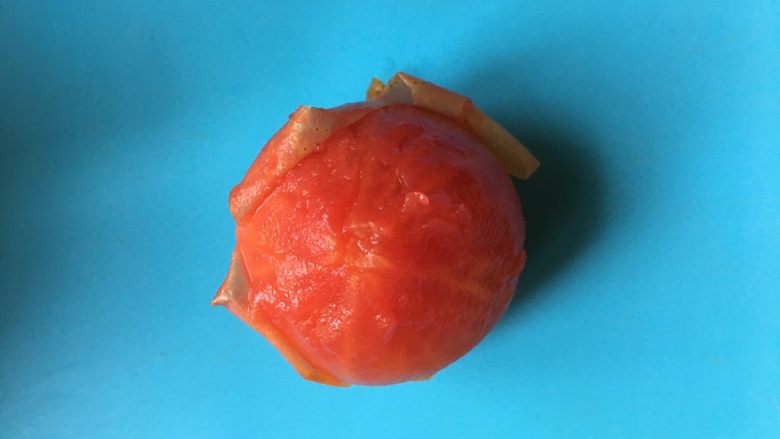 番茄青菜小米疙瘩汤,<a style='color:red;display:inline-block;' href='/shicai/ 59'>番茄</a>上面划十字,沸水里烫2分钟,然后放入冷水中,去皮,此步可以在煮小米时另起锅同步进行。