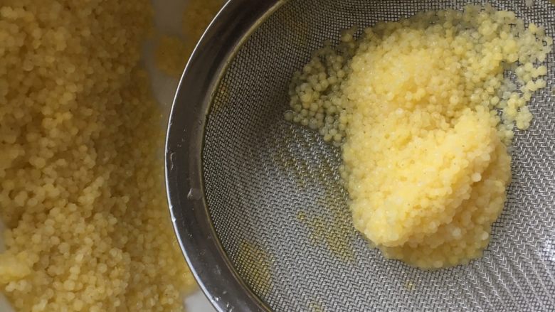 番茄青菜小米疙瘩汤,准备个大碗里面放上凉水,把小米捞出放入,待冷却后再沥干水分。(忘拍有水的图,脑补下哈)