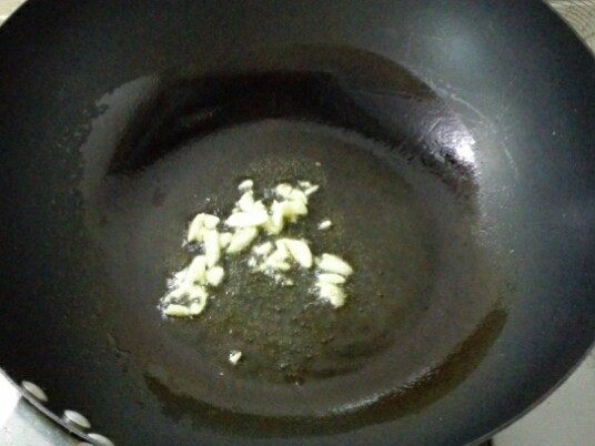 蚝油杏鲍菇,3. 油锅烧热,爆香蒜末