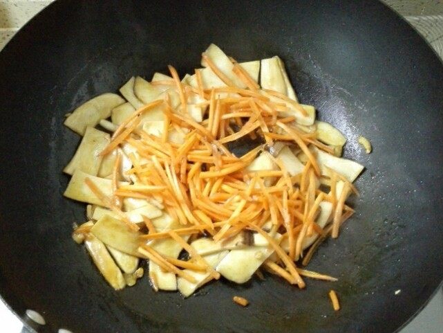 蚝油杏鲍菇,6. 加入胡萝卜丝翻炒2分钟