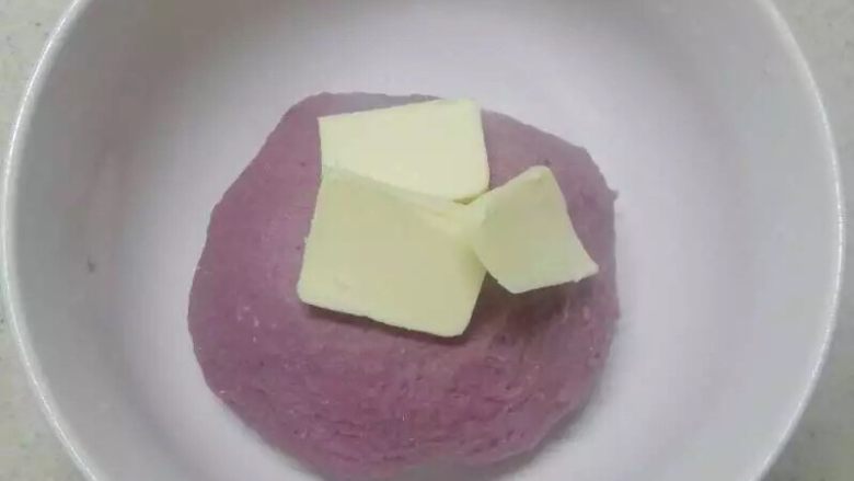 紫薯版麻薯软欧,加入黄油,揉至扩展阶段。盖上发酵至两倍大。
