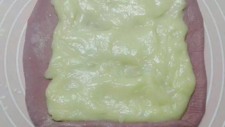 紫薯版麻薯软欧,将上下面团折起1.5CM,抹上麻薯,麻薯刚好与折起部分平行。
