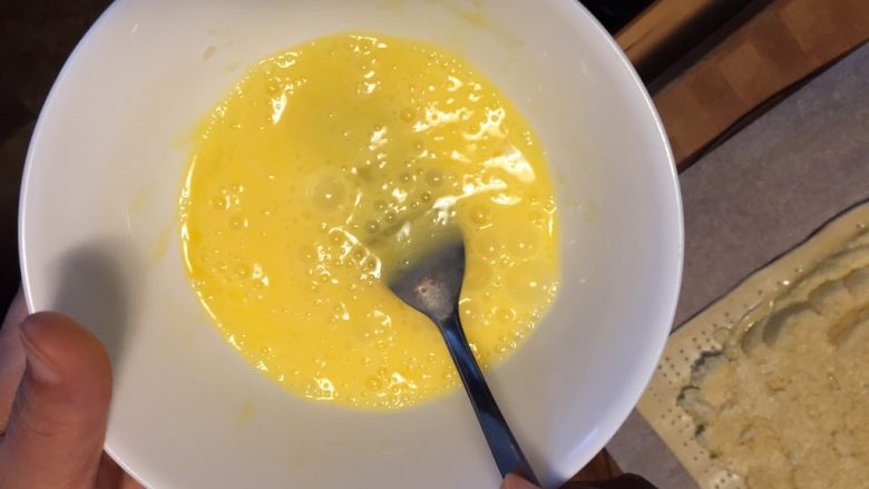 国王派(galette des rois),准备好蛋液
