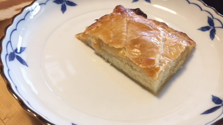 国王派（galette des rois）,等凉些就可以切块开吃喽！刚切就出来一股杏仁的香气！