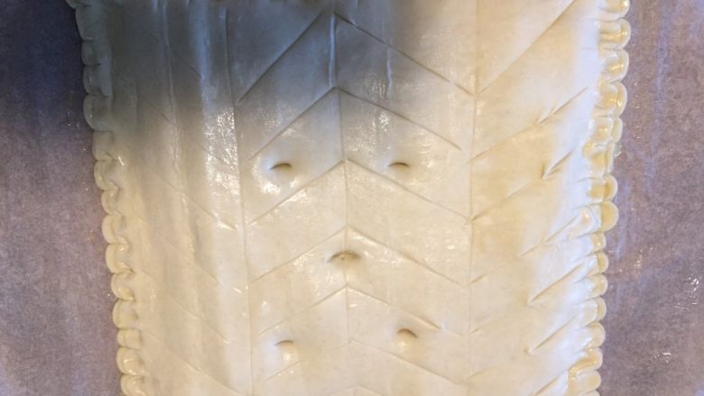 国王派(galette des rois),然后在划上自己喜欢的图案,最后再扎五个小洞方便让里面的馅料在烤制中透气
