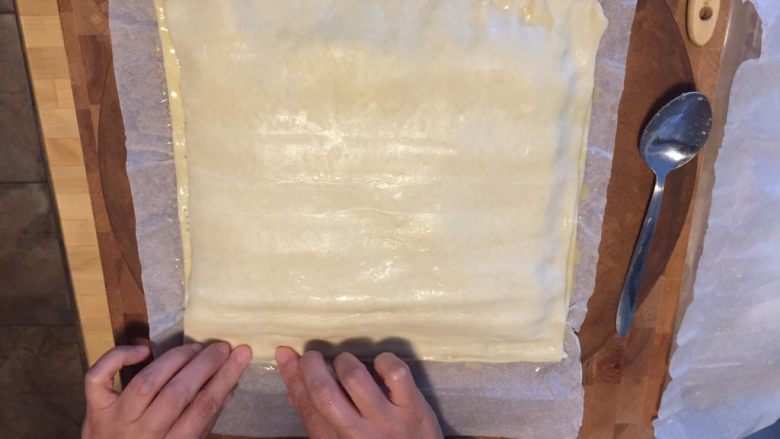 国王派(galette des rois),按一个手指的宽度按