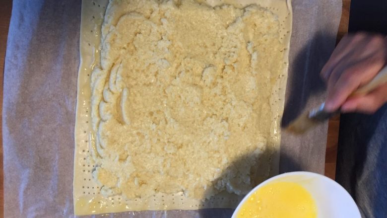 国王派(galette des rois),在留边的地方刷上蛋液